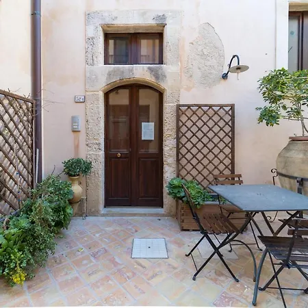 A Look At Ortigia - Bright Apartment *