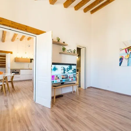 A Look At Ortigia - Bright Apartment